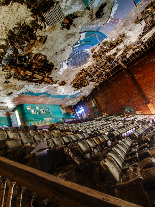 abandoned paramount theater in youngstown ohio